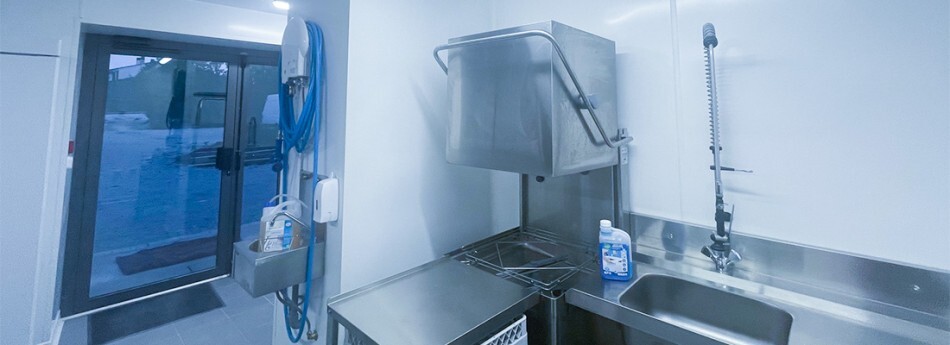 laboratoire rénové avec plaques PVC