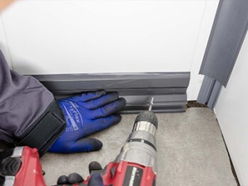 Vissage de plinthes en pvc grises