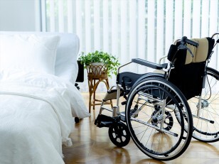 fauteuil roulant dans chambre