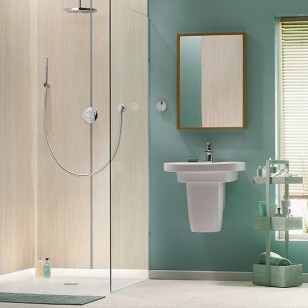 salle de bain rénovée avec plaques en pvc bleues