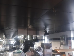 Dalles PVC pour la réalisation d'un faux plafond dans une cuisine professionnelle