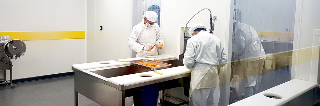 Préparation de légumes dans un laboratoire de cuisine professionnelle
