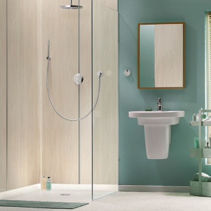 salle de bain rénovée avec plaque pvc imitation bois