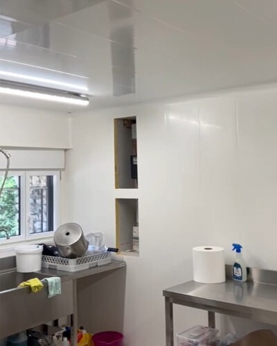 lambris pvc blanc recouvre les murs d'une cuisine pro
