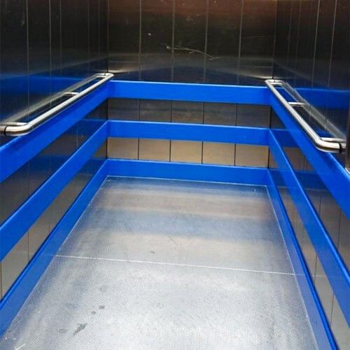 Ascenseur équipé de plaques en polyéthylène bleu