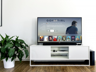 télé devant mur blanc