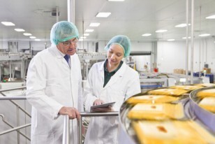 Personnel contrôlant la qualité et l'hygiène