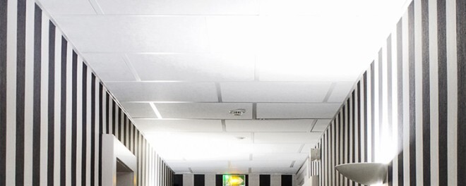 faux plafond en dalles rectangulaires blanches