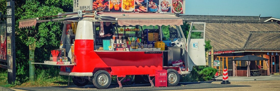 Food truck rouge en bord de route