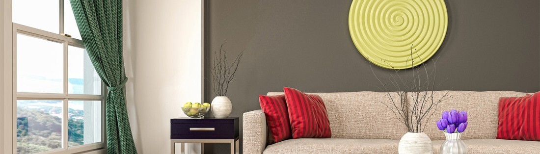 salon avec fenêtre et mur gris