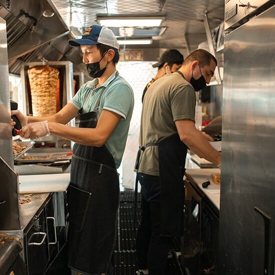 Cuisiniers dans un Food Truck kebab en service