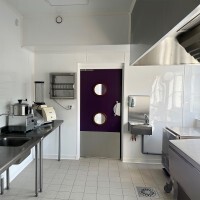 Plaques PVC blanches 3 mm utilisées pour rénover les murs d'un laboratoire alimentaire