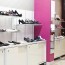 Détail boutique avec panneau mural décoratif brillant rose "shocking pink" Altro Whiterock Chameleon