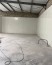 Travaux d'installation de panneaux sandwich dans un entrepôt