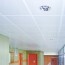 Faux plafond constitué de dalles 600 x 600 métallique colori blanc