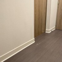 pose de plinthes adhésives blanches