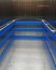 Lisses PEHD bleues disposées dans un ascenseur en Inox