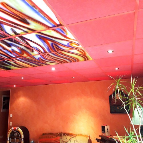 Salon muni d'un faux plafond en dalles acoustiques grenat
