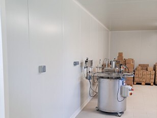 Espace de stockage miellerie conçu en panneaux sandwich