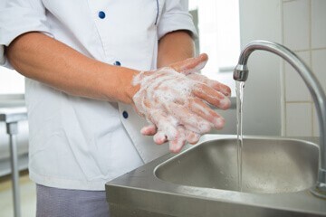 Personnel de cuisine respectant les règles d'hygiène en se lavant les mains