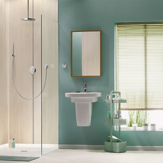 salle de bain rénovée avec  panneaux turquoises