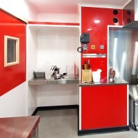 Rénovation du laboratoire d'un bar-restaurant avec des plaques en PVC rouges