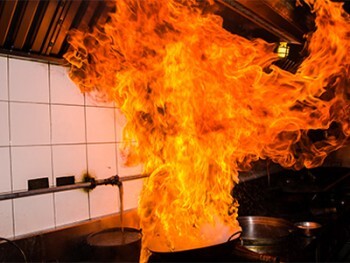 Casserole brulée par les flammes en cuisine