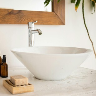 lavabo posé sur un meuble