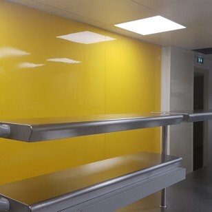 mur de cuisine pro renovée avec plaque pvc jaune