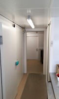 couloir de cuisine en plaques de PVC blanches