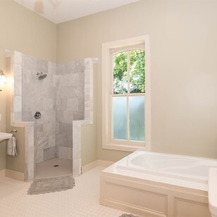 salle de bain avec douche et baignoire
