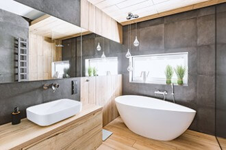 Salle de bain avec dalles imitation ardoise et bois