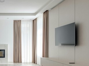 télé devant mur avec plaques