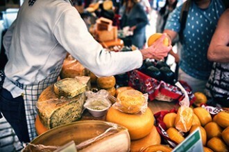 Vente de fromages sur un marché