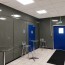 Espace d'accueil avec plaques PVC grises brillantes