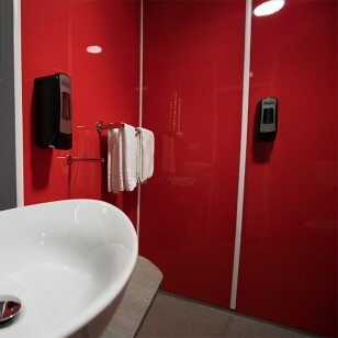 salle de bains rénovée avec plaques pvc rouge