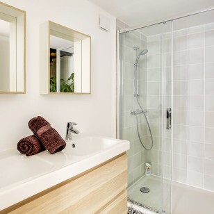 Douche avec carrelage mural