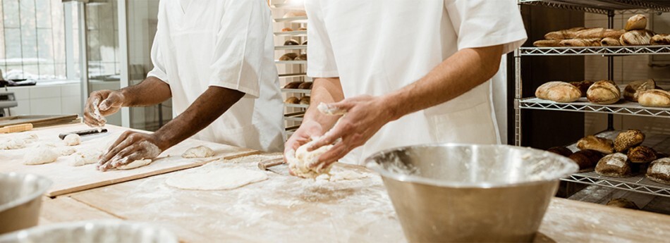 boulangers travaillant avec de la farine