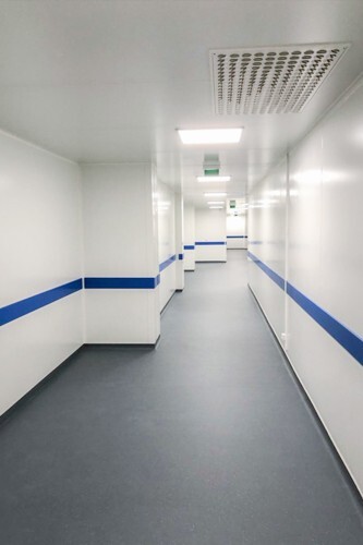 lisses en polyéthylène bleues pour protéger les murs des chocs
