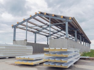 Pose de panneaux sandwich toiture d'un hangar 