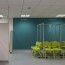 Réalisation paroi murale salle d'attente hôpital avec panneau mural décoratif brillant Bleu Profond "Night Fall" Altro Whiterock Chameleon