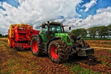 Tracteur vert dans un champs