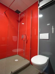 Salle de bain rénovée avec revêtements muraux en PVC