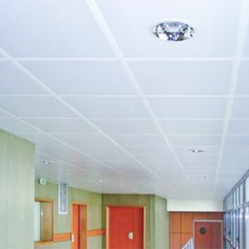 Faux plafond constitué de dalles 600 x 600 métallique colori blanc