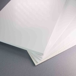Plaque PVC blanche 10 mm mate pour rénover vos murs irréguliers