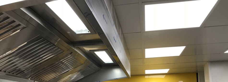 Zoom sur éclairage plafond cuisine professionnelle
