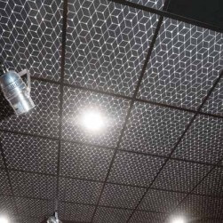 Dalle faux plafond acoustique décorative noire avec motifs Cubes épaisseur 22 mm