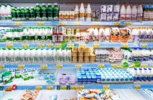 Vitrine réfrigérée d'un supermarché comportant des produits laitiers