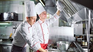 Nettoyage hotte et gazinière cuisine pro dans le cadre du plan de nettoyage