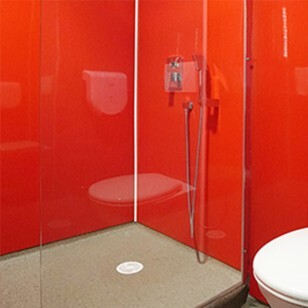 Douche rénovée avec des plaques PVC murales grises et rouges